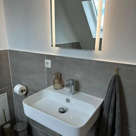 Moderne Schicke Dachgeschosswohnung 15 Min Bis Duesseldorf *