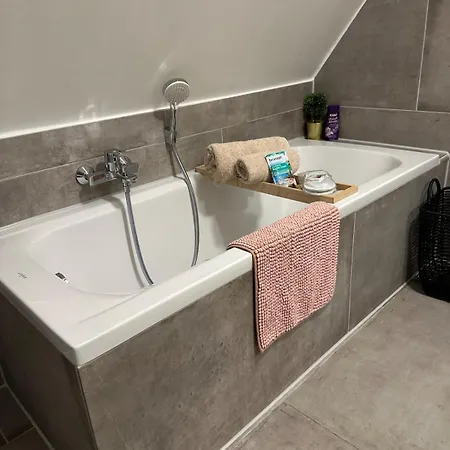 Moderne Schicke Dachgeschosswohnung 15 Min Bis Duesseldorf دوسبرغ