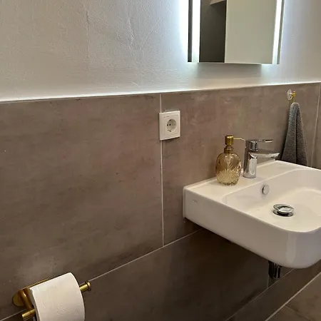 Moderne Schicke Dachgeschosswohnung 15 Min Bis Duesseldorf Apartment