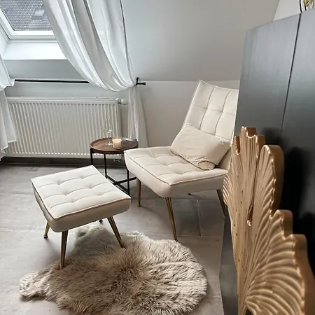 Moderne Schicke Dachgeschosswohnung 15 Min Bis Duesseldorf شقة