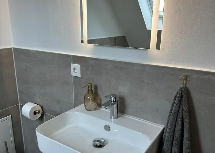 Moderne Schicke Dachgeschosswohnung 15 Min Bis Duesseldorf *