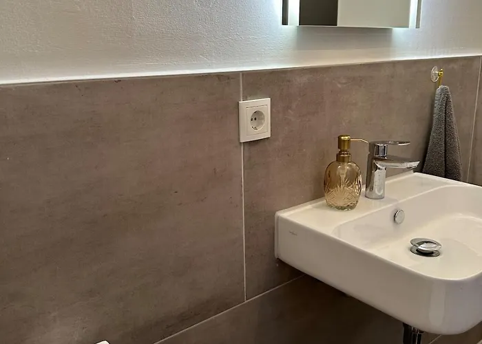 Moderne Schicke Dachgeschosswohnung 15 Min Bis Duesseldorf Lägenhet